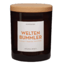 Produktbild der Weltenbummler Duftkerze von UpCandle® – nachhaltige Rapswachskerze mit hochwertigem Holzdeckel, Bergamotte, Pfeffer und Zimt im stilvollen Glas
