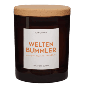 Produktbild der Weltenbummler Duftkerze von UpCandle® – nachhaltige Rapswachskerze mit hochwertigem Holzdeckel, Bergamotte, Pfeffer und Zimt im stilvollen Glas