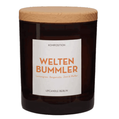Produktbild der Weltenbummler Duftkerze von UpCandle® – nachhaltige Rapswachskerze mit hochwertigem Holzdeckel, Bergamotte, Pfeffer und Zimt im stilvollen Glas