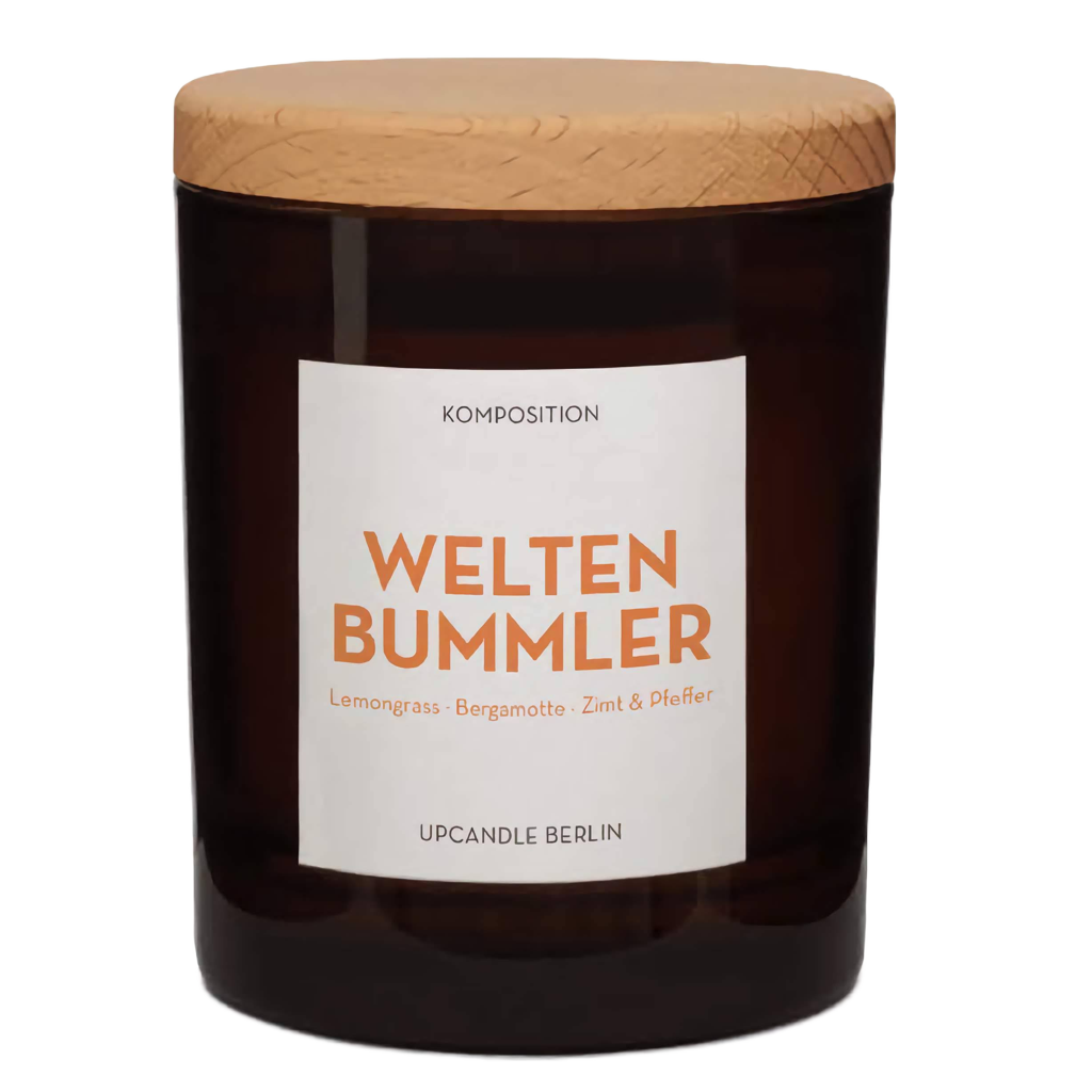Produktbild der Weltenbummler Duftkerze von UpCandle® – nachhaltige Rapswachskerze mit hochwertigem Holzdeckel, Bergamotte, Pfeffer und Zimt im stilvollen Glas