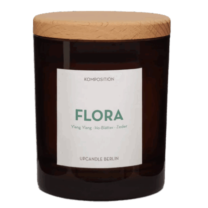 Produktbild der Flora Duftkerze von UpCandle® – nachhaltige Rapswachskerze mit Holzdocht, Ylang-Ylang, Zedernholz und Ho-Blättern im eleganten Glas mit hochwertigem Holzdeckel
