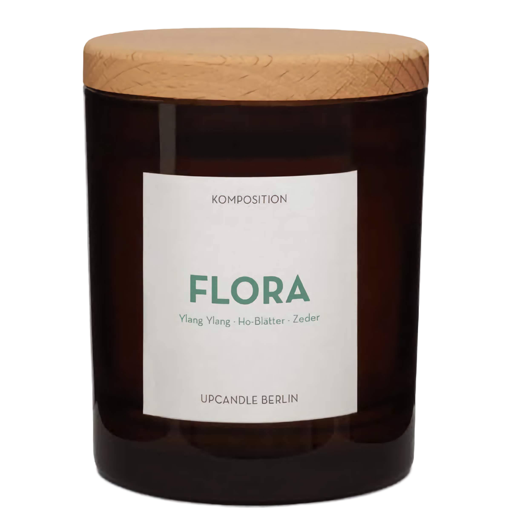 Produktbild der Flora Duftkerze von UpCandle® – nachhaltige Rapswachskerze mit Holzdocht, Ylang-Ylang, Zedernholz und Ho-Blättern im eleganten Glas mit hochwertigem Holzdeckel