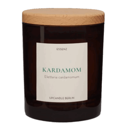 Produktbild der UpCandle Aromakerze Kardamom im braunen Glas mit Buchenholzdeckel – exotisch-würziger Duft, handgemacht in Berlin, nachhaltig produziert