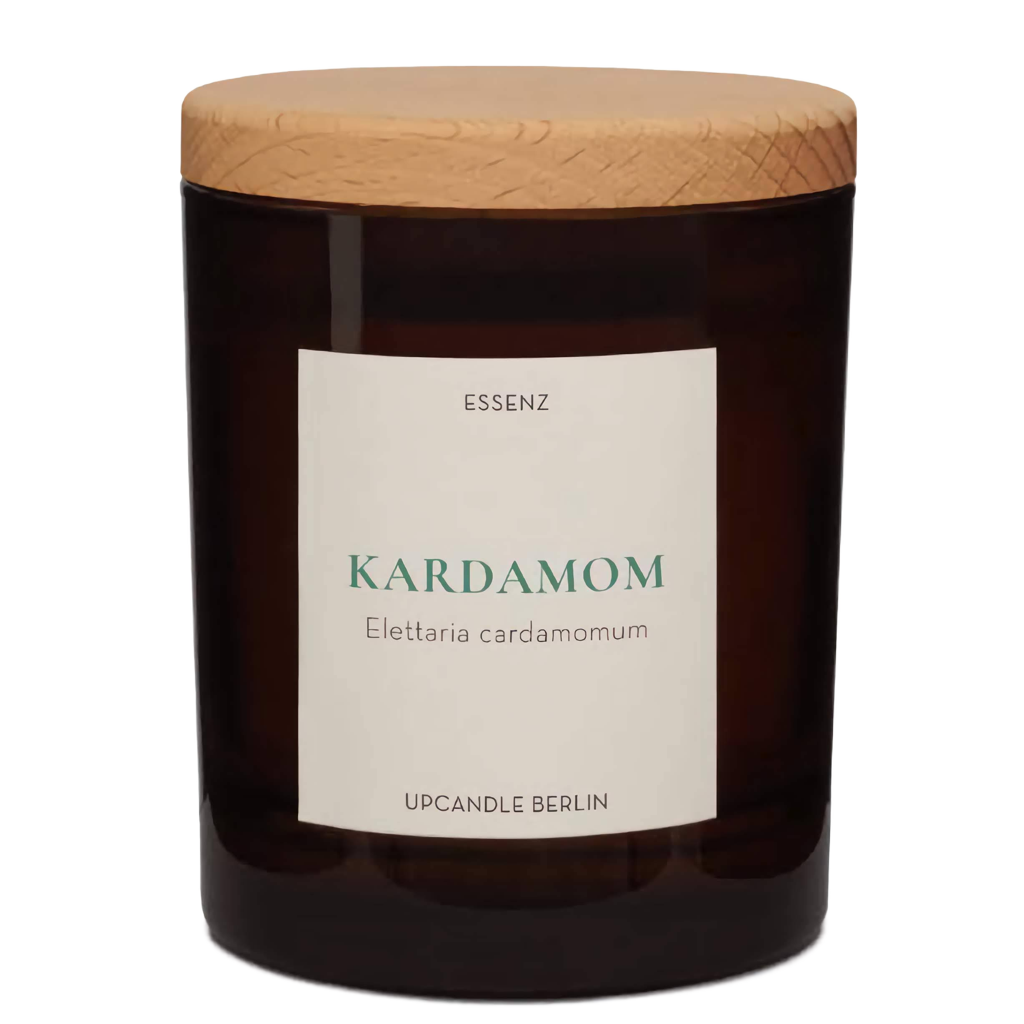 Produktbild der UpCandle Aromakerze Kardamom im braunen Glas mit Buchenholzdeckel – exotisch-würziger Duft, handgemacht in Berlin, nachhaltig produziert