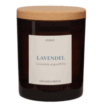 Produktfreisteller der UpCandle Aromakerze Lavendel im braunen Glas mit Buchenholzdeckel – entspannender Duft, naturreines Lavendelöl, handgemacht in Berlin