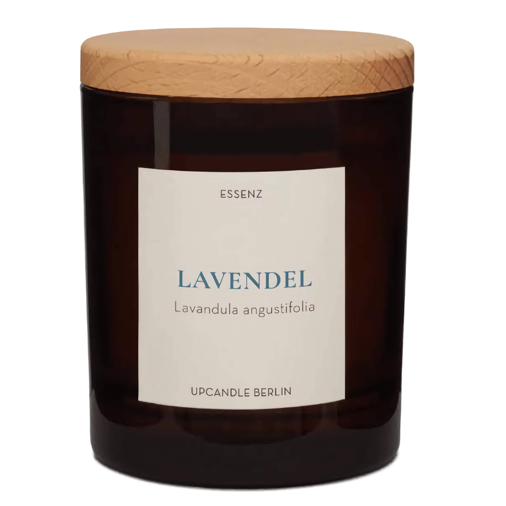 Produktfreisteller der UpCandle Aromakerze Lavendel im braunen Glas mit Buchenholzdeckel – entspannender Duft, naturreines Lavendelöl, handgemacht in Berlin