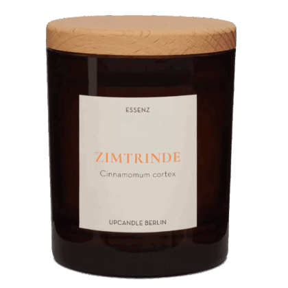 Produktfreisteller der UpCandle Aromakerze Zimtrinde im braunen Glas mit Buchenholzdeckel – würzig-süßer Zimtduft, nachhaltig, handgegossen in Berlin.