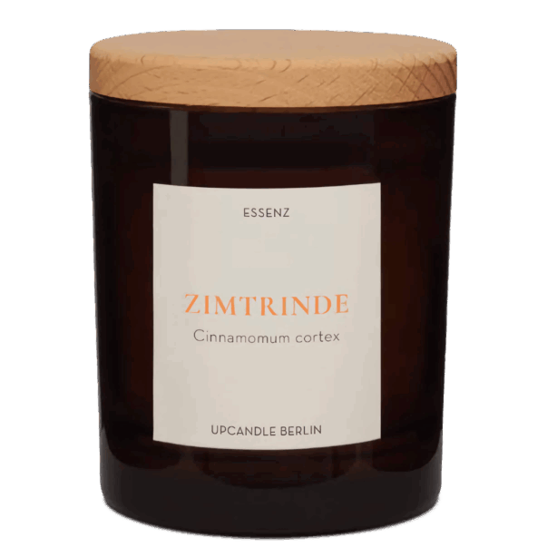 Produktfreisteller der UpCandle Aromakerze Zimtrinde im braunen Glas mit Buchenholzdeckel – würzig-süßer Zimtduft, nachhaltig, handgegossen in Berlin.