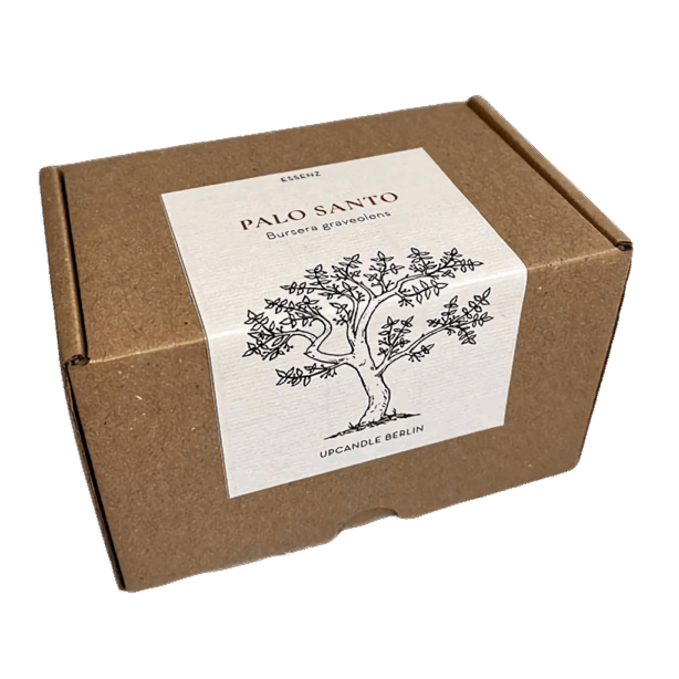Freisteller der Verpackung der UpCandle Aromakerze Palo Santo aus nachhaltiger Produktion in Berlin