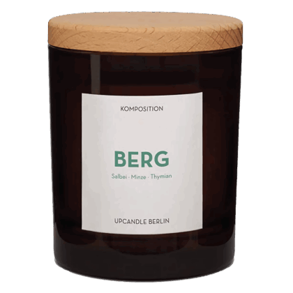 Freisteller der handgemachten UpCandle Aromakerze Berg mit Holzdeckel, braunes Glas, Duft Minze, Salbei, Thymian, Muskat, nachhaltig in Berlin produziert