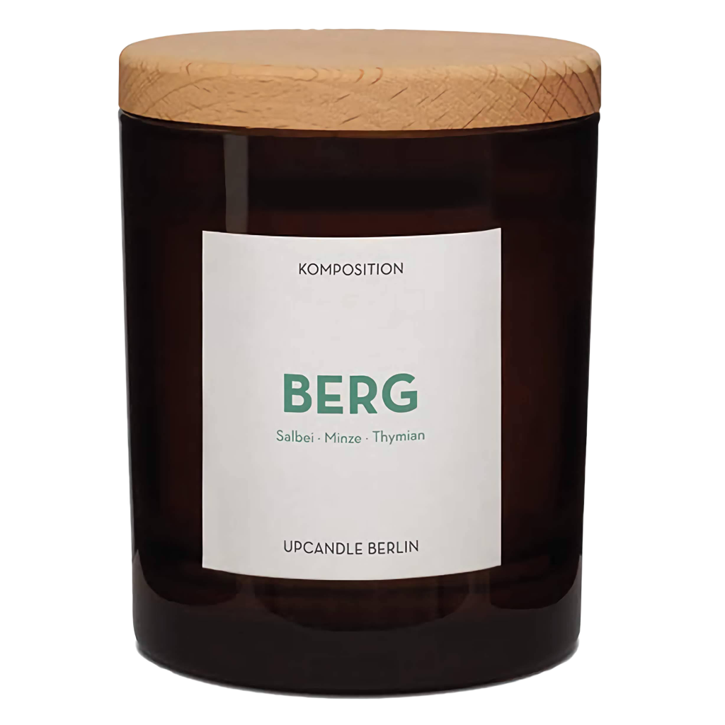 Freisteller der handgemachten UpCandle Aromakerze Berg mit Holzdeckel, braunes Glas, Duft Minze, Salbei, Thymian, Muskat, nachhaltig in Berlin produziert
