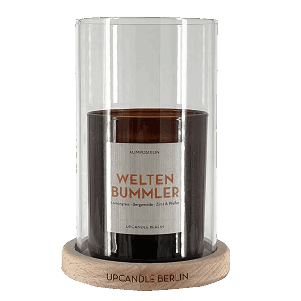 Produktfreisteller: UpCandle Windlicht mit Glaszylinder und Aromakerze „Weltenbummler“ im braunen Glas – Dufterlebnis mit Bergamotte, Lemongrass, Pfeffer, Zimt, handgemacht in Berlin