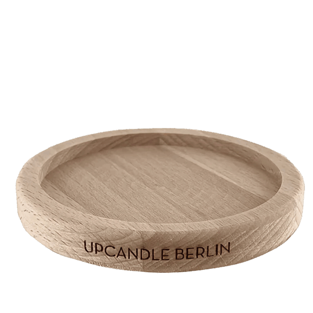 Freisteller des hochwertigen UpCandle Holzuntersetzers mit eingraviertem Logo „UpCandle Berlin“ – passend für Windlicht und UpCandle Kerzen