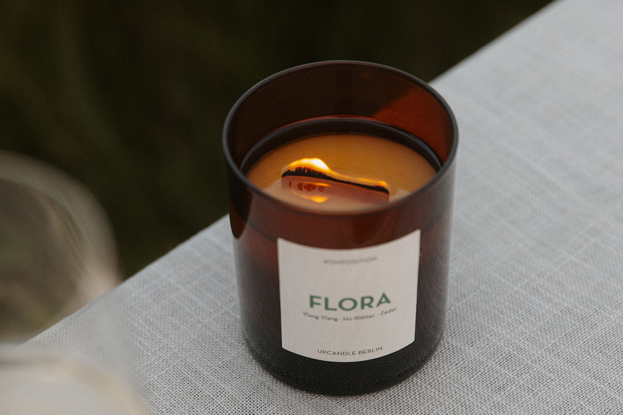 Nahaufnahme der UpCandle Aromakerze FLORA mit einem perfekt brennenden Holzdocht.