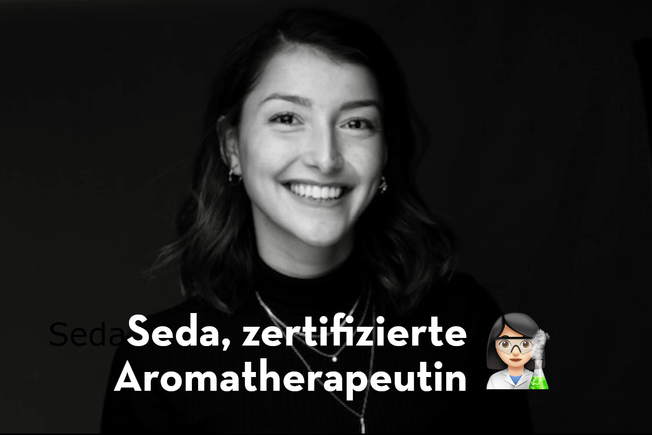 Schwarzweißporträt von Seda Celik, Co-Geschäftsführerin von UpCandle und zertifizierte Aromatherapeutin mit Schriftzug „zertifizierte Aromatherapeutin 👩‍🔬