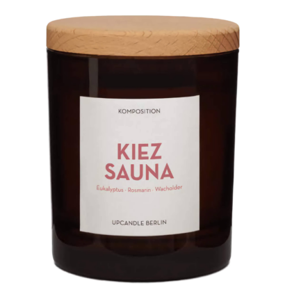Braune Upcandle Duftkerze im Glas mit Holzdeckel, Duft Kiez Sauna – Eukalyptus, Rosmarin, Minze und Wacholder, Duftkategorie Energy