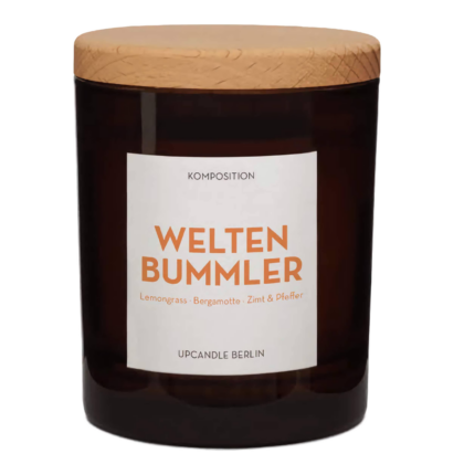 Produktbild der Weltenbummler Duftkerze von UpCandle® – nachhaltige Rapswachskerze mit hochwertigem Holzdeckel, Bergamotte, Pfeffer und Zimt im stilvollen Glas
