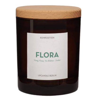 Produktbild der Flora Duftkerze von UpCandle® – nachhaltige Rapswachskerze mit Holzdocht, Ylang-Ylang, Zedernholz und Ho-Blättern im eleganten Glas mit hochwertigem Holzdeckel