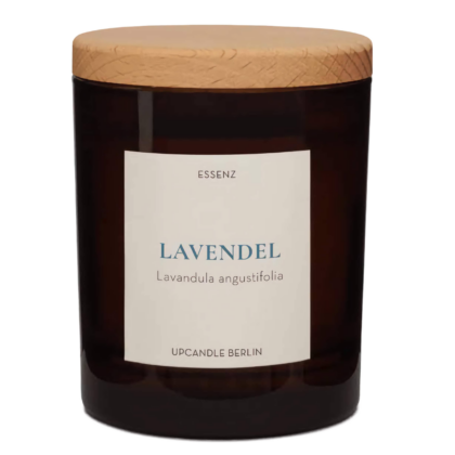 Produktfreisteller der UpCandle Aromakerze Lavendel im braunen Glas mit Buchenholzdeckel – entspannender Duft, naturreines Lavendelöl, handgemacht in Berlin