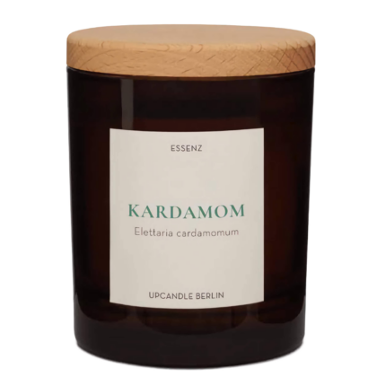 Produktbild der UpCandle Aromakerze Kardamom im braunen Glas mit Buchenholzdeckel – exotisch-würziger Duft, handgemacht in Berlin, nachhaltig produziert