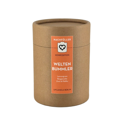 UpCandle Refill Weltenbummler in brauner Kraftpapier-Pappröhre mit Etikett, Kategorie Happiness