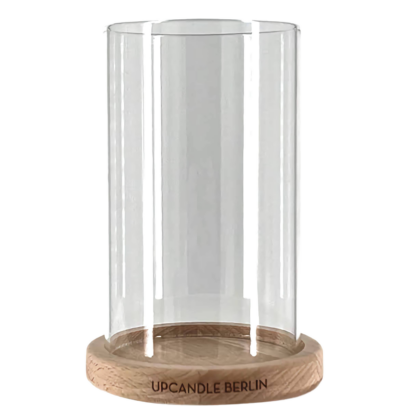 Freisteller des UpCandle Windlichts mit Glaszylinder und Holzuntersetzer, passend für alle UpCandle Kerzen im Originalglas