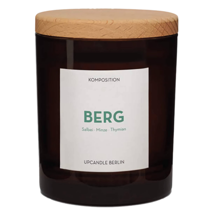 Freisteller der handgemachten UpCandle Aromakerze Berg mit Holzdeckel, braunes Glas, Duft Minze, Salbei, Thymian, Muskat, nachhaltig in Berlin produziert