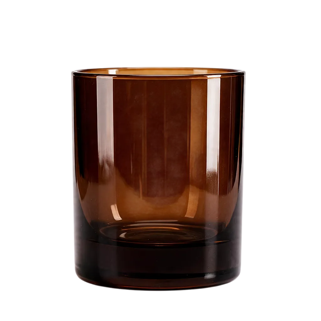Leeres, bernsteinfarbenes UpCandle® Leerglas für 200g Refill-Aromakerzen, mit geradliniger Silhouette und massivem, durchgefärbtem Glasboden vor reinweißem Hintergrund.