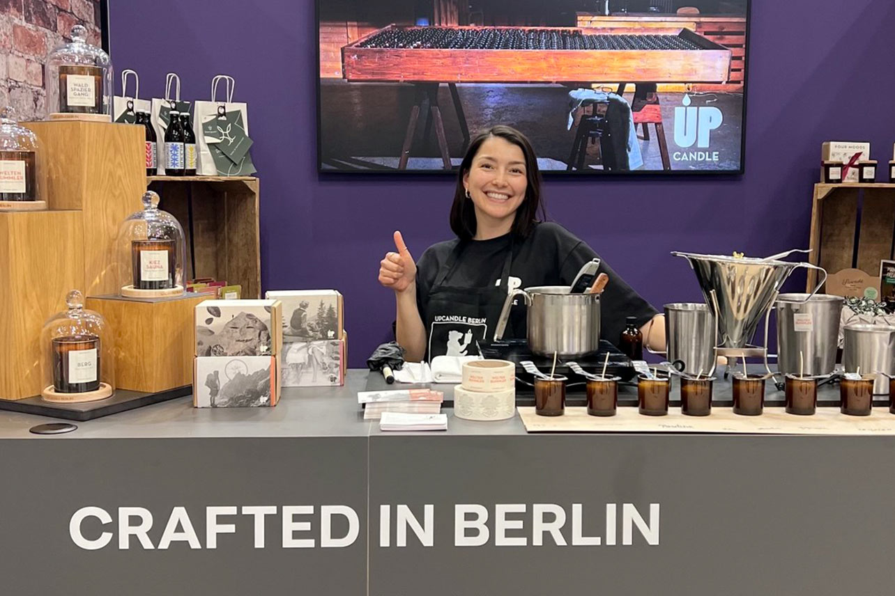 Aromatherapeutin Seda am UpCandle-Stand auf der ITB Berlin 2026.