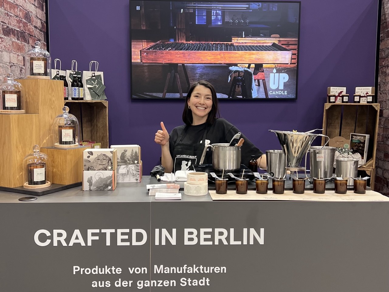 Aromatherapeutin Seda am UpCandle-Stand auf der ITB Berlin 2026.