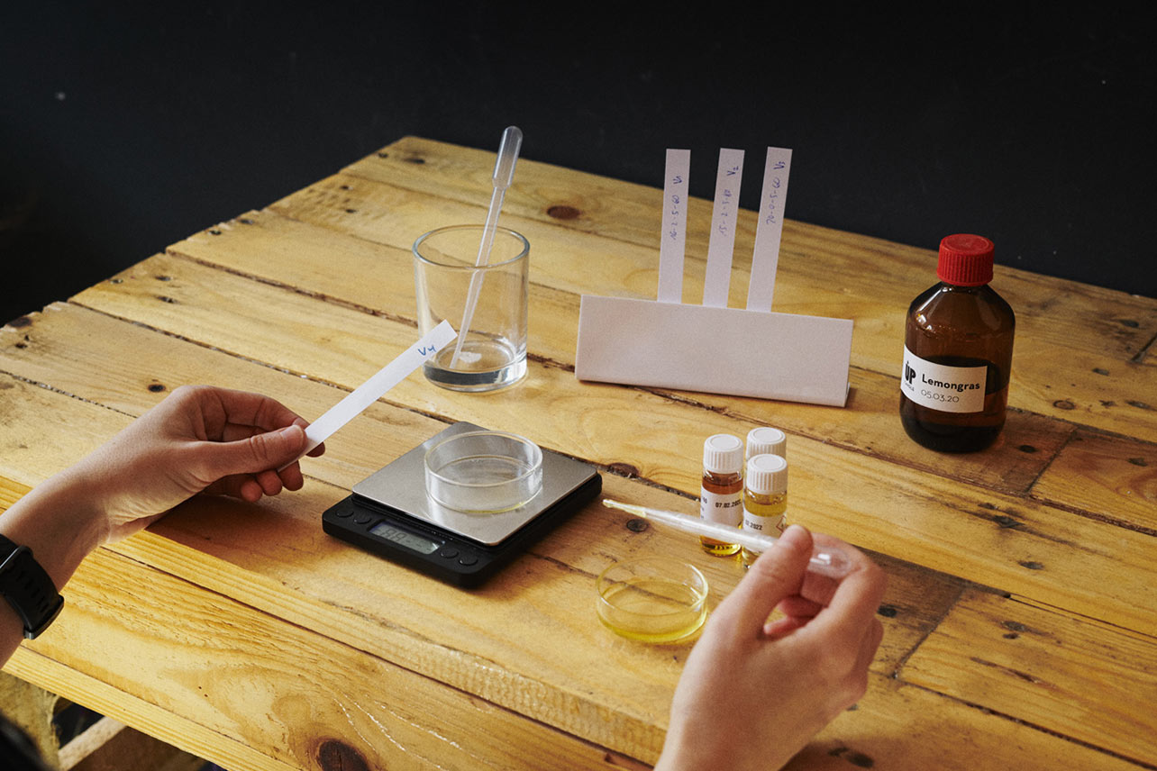 Entwicklung einer neuen Duftkomposition mit naturreinen &auml;therischen &Ouml;len im UpCandle Aroma-Lab Berlin.