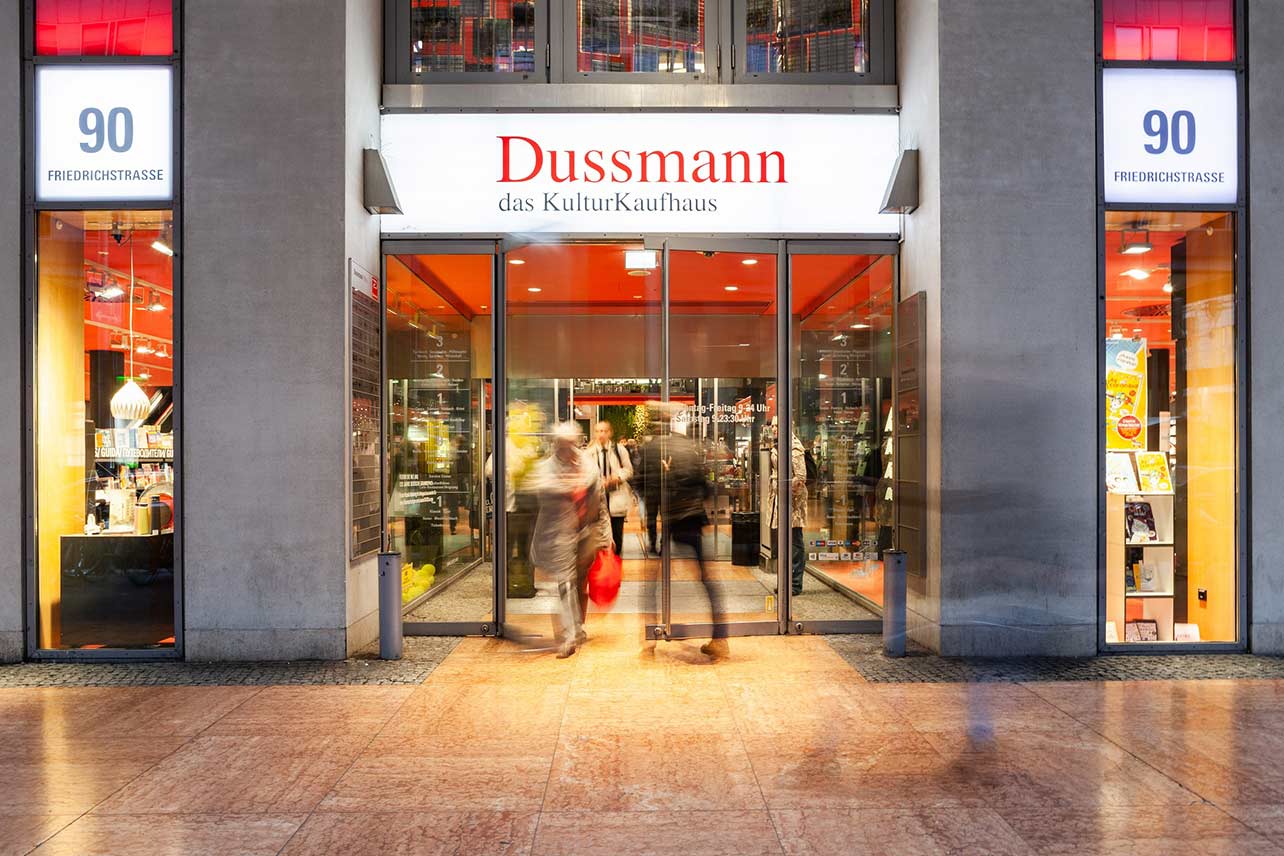 Der Haupteingang von Dussmann das Kulturkaufhaus in Berlin an der Friedrichstraße.